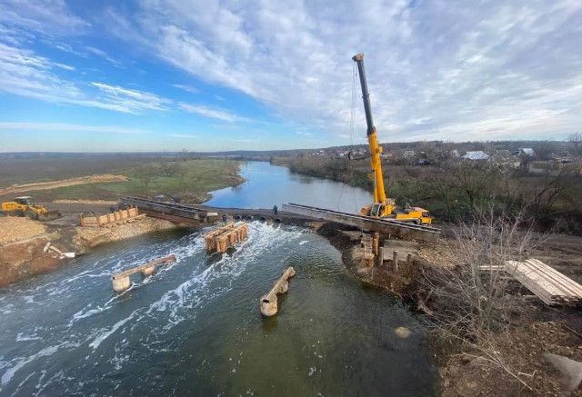 Восстанавливать разрушенный мост в Давидовом Броде помогает криворожский металлургический гигант