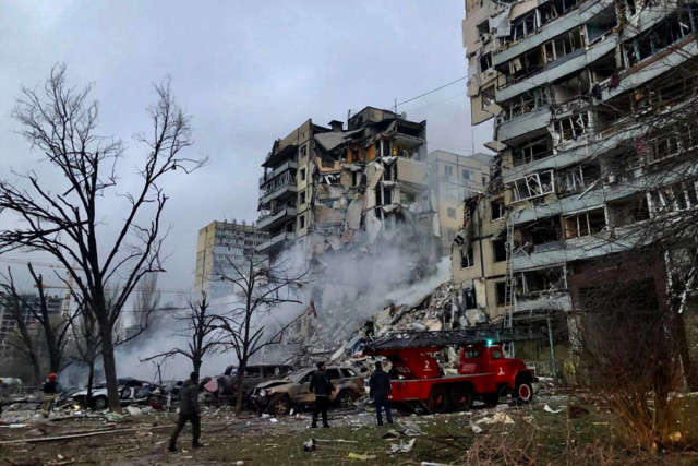 Из разрушенной многоэтажки в Днепре спасли 15 человек