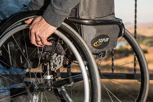 Які документи необхідні для супроводу людини з інвалідністю за кордон