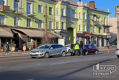 В Кривом Роге столкнулись два автомобиля