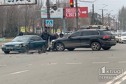 В Кривом Роге столкнулись два автомобиля