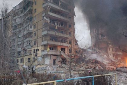 Российская ракета попала в многоэтажку в Днепре - под завалами люди
