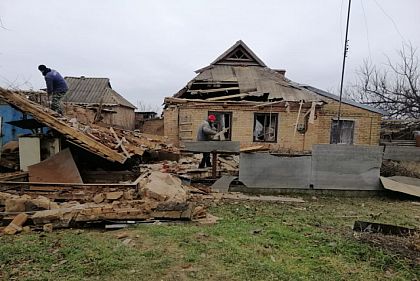 Полицейские документируют последствия обстрелов Марганецкой и Красногригорьевской громад