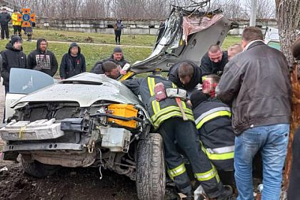 У Кам`янському районі автівка в`їхала в дерево — одна людина загинула, ще одна - поранена