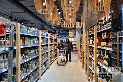 В Украине могут запретить продажу алкоголя, сигарет и горючего за наличные