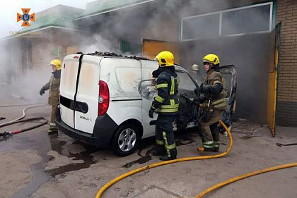 В Кривом Роге на автомойке горел автомобиль
