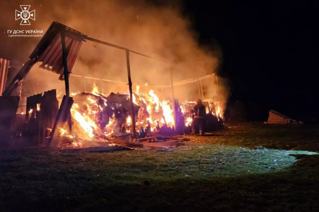 У Криворізькому районі рятувальники загасили пожежу на території приватного будинку