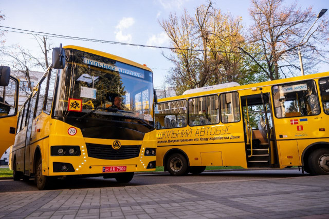 Днепропетровщина получила еще 11 школьных автобусов от международных партнеров