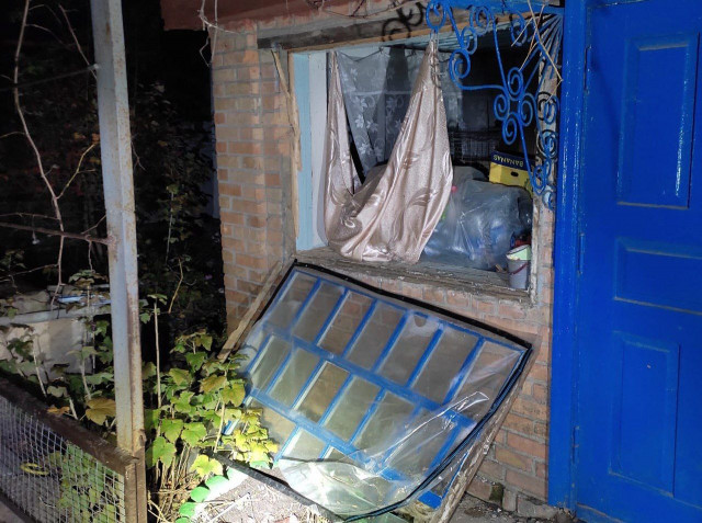 Пошкоджені приватні будинки і теплиці: вночі окупанти атакували Нікопольщину