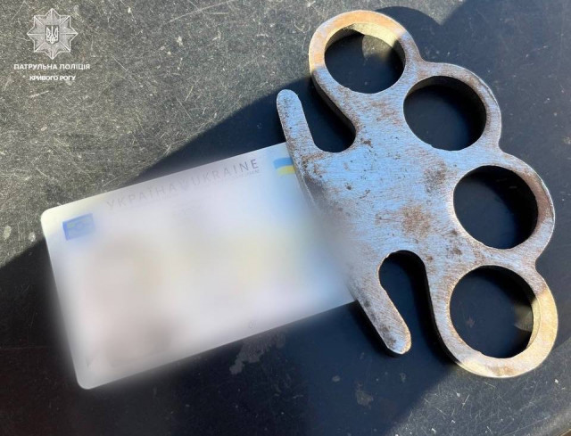 Патрульные Кривого Рога обнаружили у мужчины предмет, похожий на холодное оружие