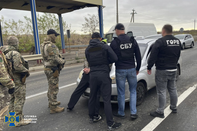 Правоохоронці заблокували канал виїзду за кордон ухилянтів