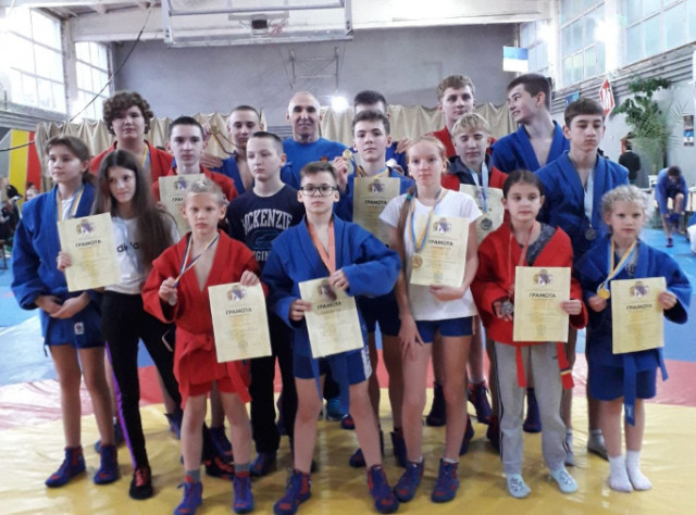 Криворожские спортсмены завоевали 19 наград на чемпионате области по борьбе самбо
