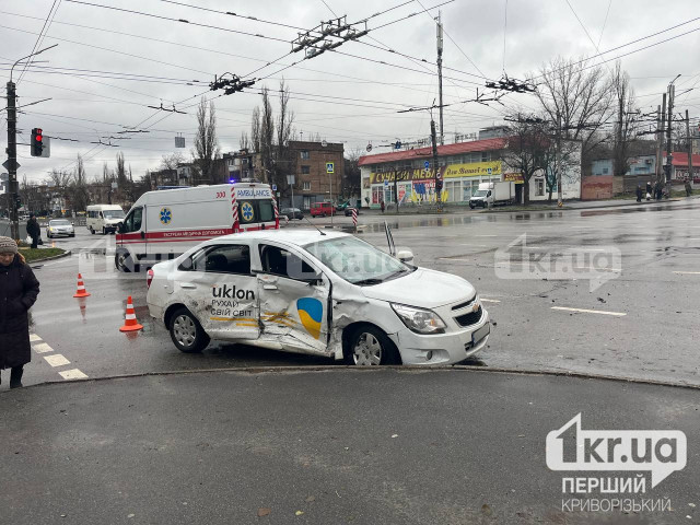 ОБНОВЛЕНО: Столкнулись такси и «скорая»: в Кривом Роге произошло ДТП