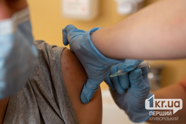 В Україну доставили 203 тисячі доз вакцини проти штаму коронавірусу «Омікрон»