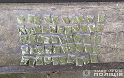 Патрульные задержали в Никополе мужчину с 52 слип-пакетами