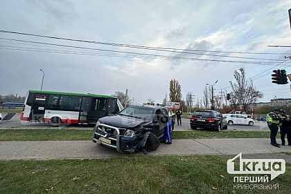 В Кривом Роге произошло ДТП с участием маршрутки и двух легковых автомобилей