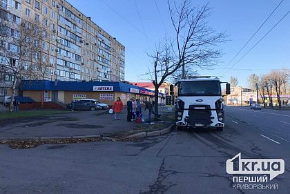 В одном из районов Кривого Рога прокладывают новый водопровод: где стоят бочки с водой