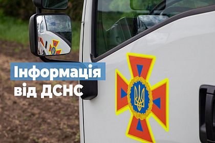В Днепре чрезвычайники спустили с козырька подъезда травмированного ребенка и тело погибшей женщины