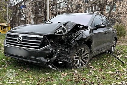 В Кривом Роге, вероятно, нетрезвый водитель врезался в электроопору, убегая от полиции