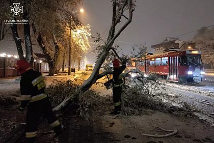 На Днепропетровщине спасатели ночью боролись с последствиями непогоды