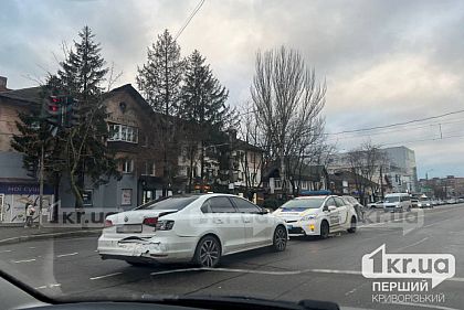 В Кривом Роге на 96 квартале столкнулись 2 автомобиля
