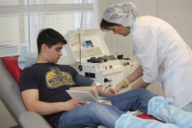 Криворожкие курсанты сдали 14 литров крови, чтобы спасти малыша, больного раком