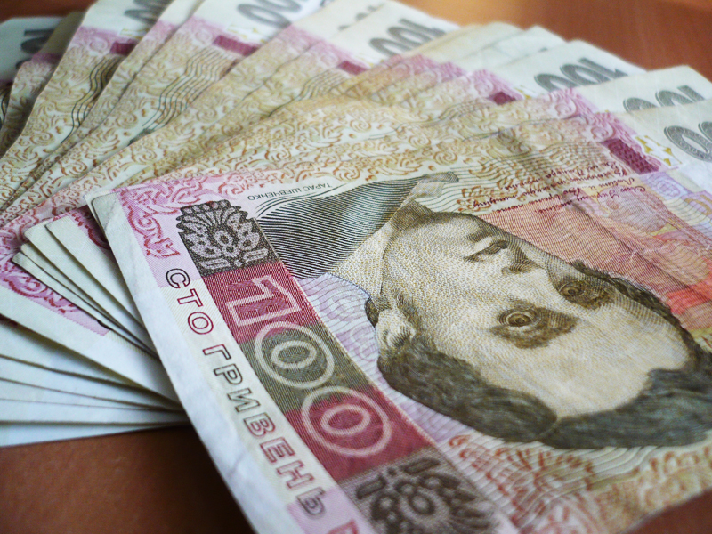 Средняя зарплата в Украине составила 1955 грн.