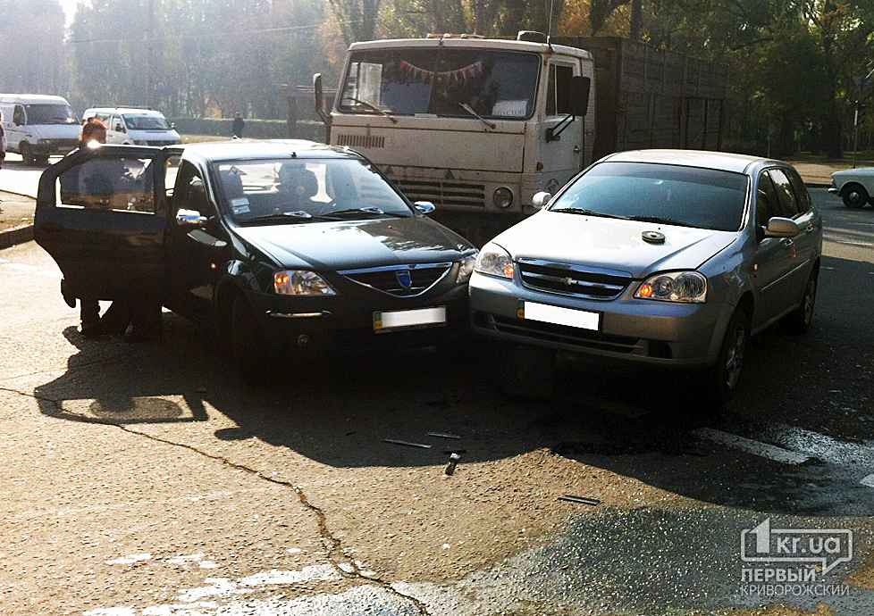 На пересечении проспекта Металлургов и улицы Димитрова произошло ДТП с участием трёх автомобилей.