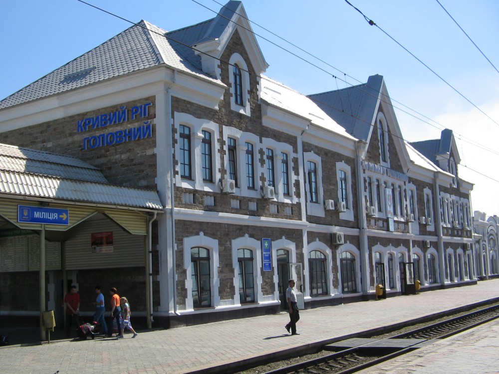 Сотрудникам милиции поступила информация о том, что главный железнодорожный вокзал города заминирован.