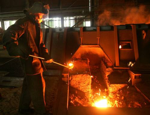 В связи с падением мирового спроса на металлургическую продукцию, рост производства на предприятии значительно замедлился