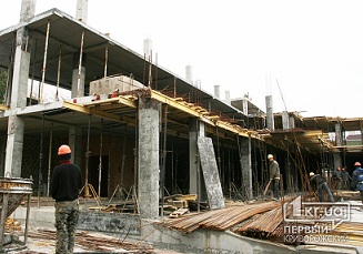На центральном рынке Дзержинского района продолжается строительство нового торгового комплекса