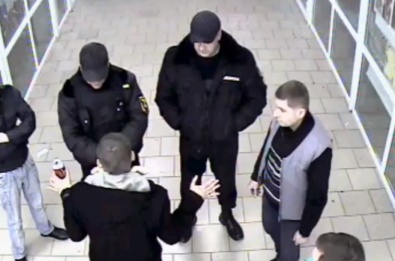 В Кривом Роге бывший милиционер угрожал пистолетом охранникам супермаркета (Видео с камер наблюдения)