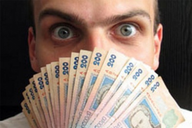 Работающие украинцы «платят» государству более 25 000 гривен в год