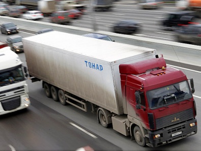 Азаров запретит грузовикам передвигаться по главным автомагистралям страны