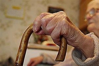 В Кривом Роге 39-летняя хулиганка «спустила» с лестницы 84-летнюю пенсионерку