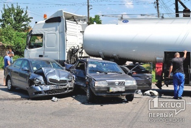 Серьезное ДТП в Кривом Роге: На перекрестке бензовоз столкнулся с двумя автомобилями