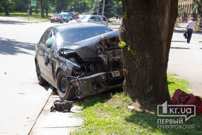 ДТП в Кривом Роге: Возле горисполкома водитель «BMW» сбил велосипедиста и врезался в дерево
