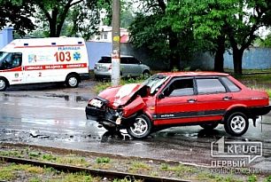 В Кривом Роге пьяный водитель «ВАЗа» выехал на «встречку» и столкнулся с маршруткой. Есть пострадавшие