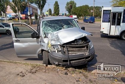 Серьезное ДТП в Кривом Роге: На перекрестке столкнулись маршрутка и «Volkswagen Transporter»
