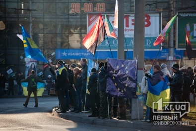 Криворожане собрались на митинг против жестокого разгона людей на Евромайдане (ОБНОВЛЕНО)