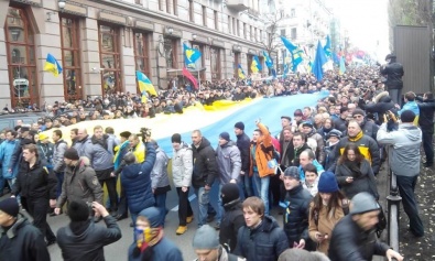 15 тыс. митингующих против власти пикетируют МВД в Киеве