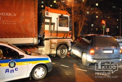 ДТП в Кривом Роге: грузовик столкнулся с легковым автомобилем (ДОПОЛНЕНО)