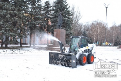 На улицы Кривого Рога вышла новая снегоуборочная техника