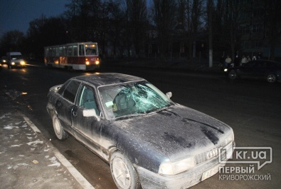 ДТП в Кривом Роге: автомобиль Audi сбил выходившего из трамвая пассажира