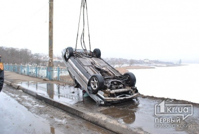 ДОПОЛНЕНО. В Кривом Роге автомобиль упал в реку. Погибла женщина и 3 детей