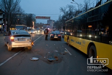 В Кривом Роге на проспекте Гагарина столкнулись две иномарки и троллейбус
