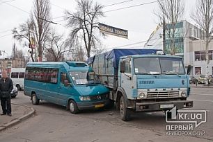 ДТП в Кривом Роге: КамАЗ столкнулся с маршрутным такси