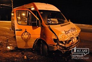 ДОПОЛНЕНО. ДТП в Кривом Роге: маршрутное такси столкнулось с контейнеровозом