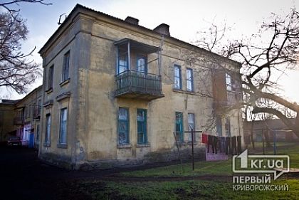 В Кривом Роге семьи живут под полиэтиленовой крышей и обогреваются дровами