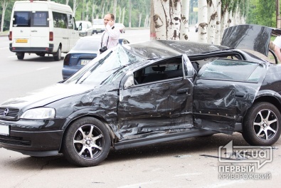 Серьезное ДТП в Кривом Роге: Маршрутка выехала на «встречку» и на полном ходу врезалась в «Opel»